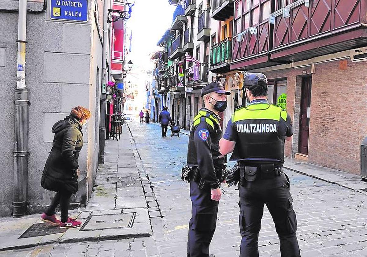 Agentes de la Policía Local patrullan por Bermeo.