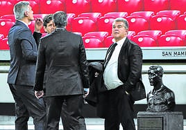 Joan Laporta y varios directivos, el domingo en San Mamés.