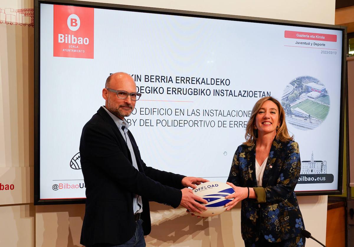 Aitor Jauregi, presidente del Universitario Bilbao Rugby, junto a Itxaso Erroteta, Concejala de Juventud y Deporte