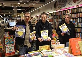 Harkaitz Cano, Joseba Larratxe y Unai Iturriaga, en una de las librerías Elkar de Bilbao