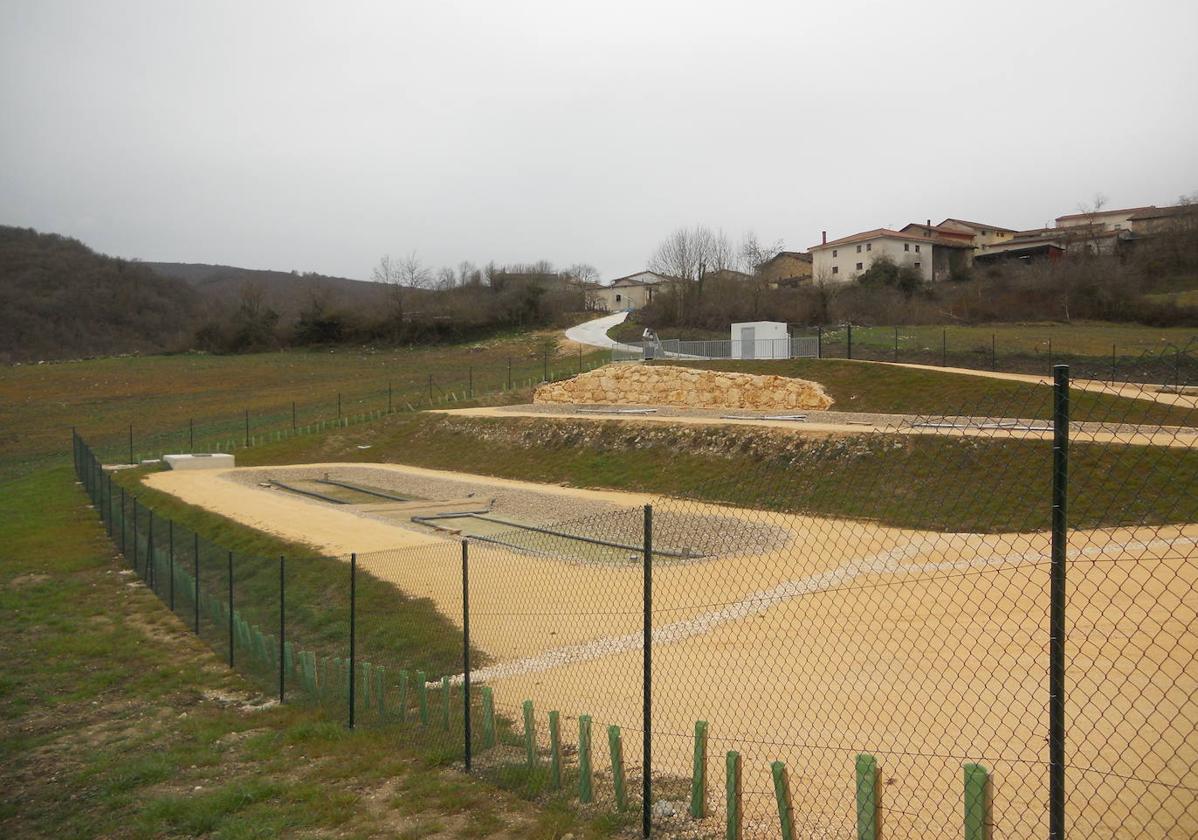 Los juncos crecerán en las dos balsas de depuración.