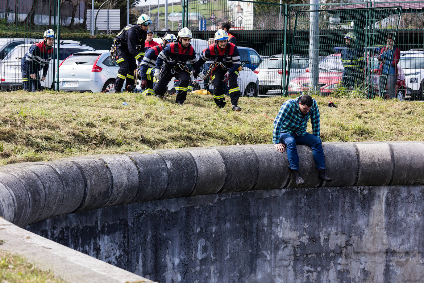 Los bomberos practican un rescate a una persona que simula quererse tirar.
