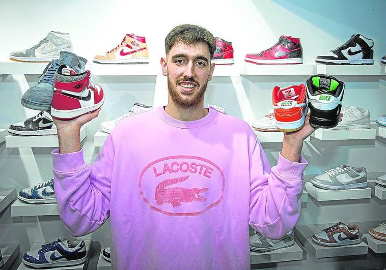 Ignacio Rosa posa con y entre zapatillas en la tienda especializada 'The Sole Club' de Bilbao.