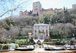 En Ruta de Azafrán se come una exquisita pastela moruna con vistas a la Alhambra, toda una experiencia gastronómica.