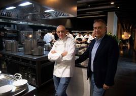 Toño Pérez y Jose Polo posan en la cocina de Atrio.