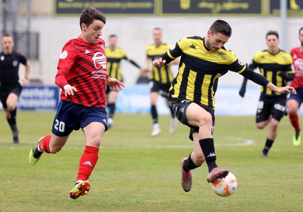 Ekhiotz conduce un balón en el Partido que enfrentó al Portugalete frente al Touring