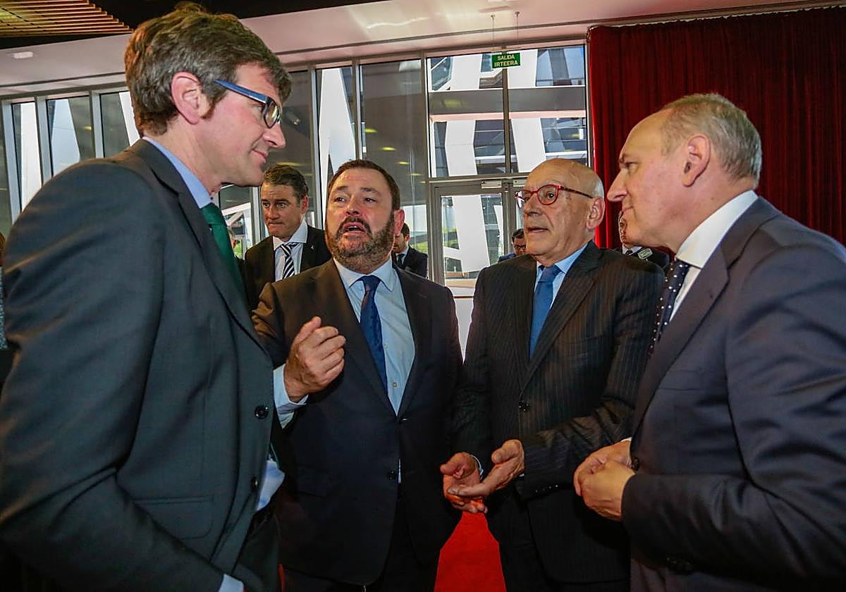 Gorka Urtaran y Ramiro González conversan con Juan Antonio Sánchez y Gregorio Rojo, vicepresidente y presidente de la Cámara de Comercio.