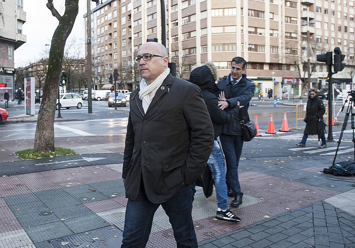 Alfredo de Miguel entra a la Audiencia de Álava.