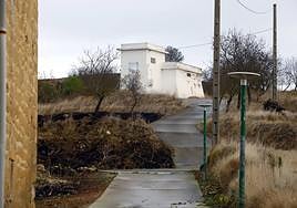 La nueva canalización garantizará que llega el agua necesaria al depósito de la pedanía.
