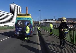 Rescatan a una mujer en el río junto a las torres de Bolueta