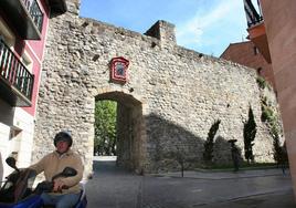 El Arco de San Juan es la única puerta de la antigua muralla de Bermeo, que aún se mantiene en pie.