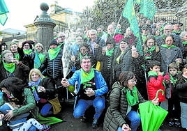 Vecinos de Usansolo el día que las Juntas aprobaron la segregación de Galdakao.