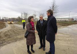 El consejero Iñaki Arriola, junto al alcalde Gorka Urtaran y Ana Oregi.