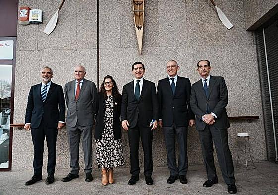 El presidente del BBVA, Carlos Torres Villa, con distintos miembros del Círculo de Empresarios vascos, entre ellos, Juan Asua, Andrés Arizkorreta, Rosa Carabel, su presidente, José Galindez y Enrique Portocarrero, a la entrada de la reunión en Getxo.