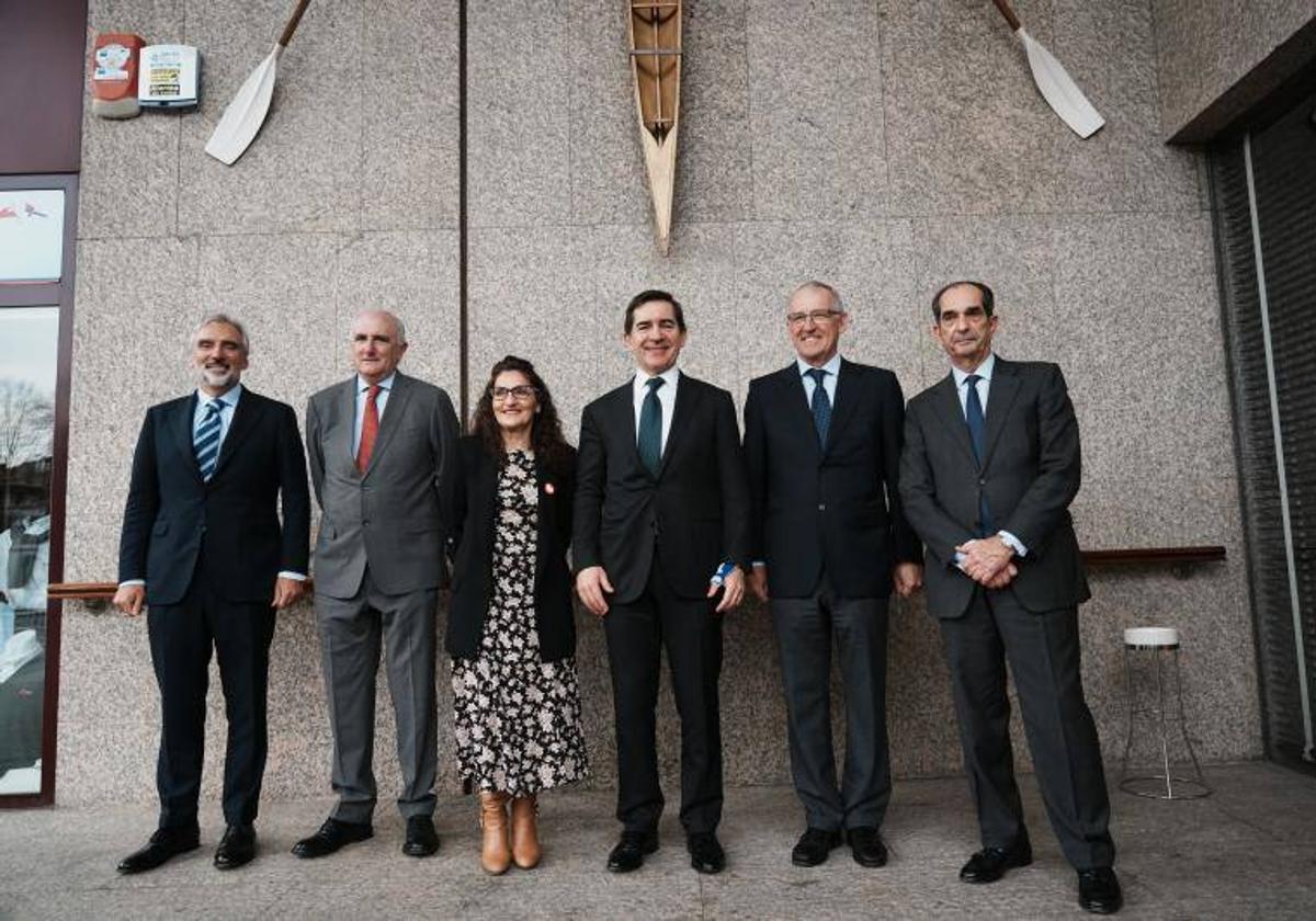 El presidente del BBVA, Carlos Torres Villa, con distintos miembros del Círculo de Empresarios vascos, entre ellos, Juan Asua, Andrés Arizkorreta, Rosa Carabel, su presidente, José Galindez y Enrique Portocarrero, a la entrada de la reunión en Getxo.