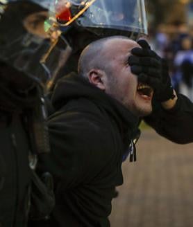 Imagen secundaria 2 - Lanzamiento de sillas y botellas entre aficionados de La Roma y la Real Sociedad antes del partido