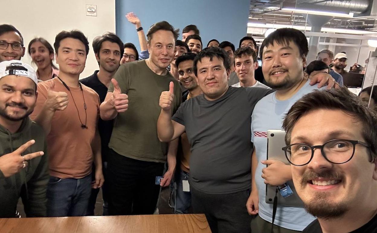 Elon Musk en una de sus primeras reuniones de plantilla como mandamás de Twitter, el pasado noviembre