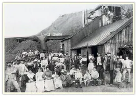 Personal de una mina de Ortuella o Gallarta a finales del siglo XIX.