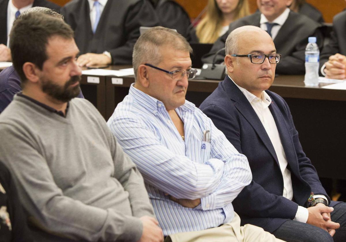 Koldo Ochandiano, Aitor Tellería y Alfredo de Miguel. durante una vista del juicio.