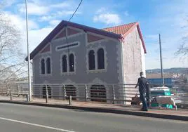 La antigua Casa de Socorro está situada en la carretera general, junto a la estación de tren de Sestao.