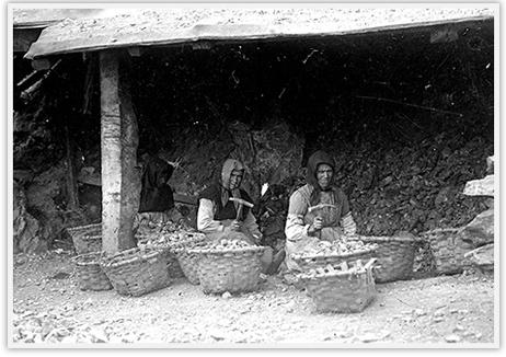 Imagen secundaria 1 - Cargadoras y 'chirteras' picando mineral en Kobaron. 