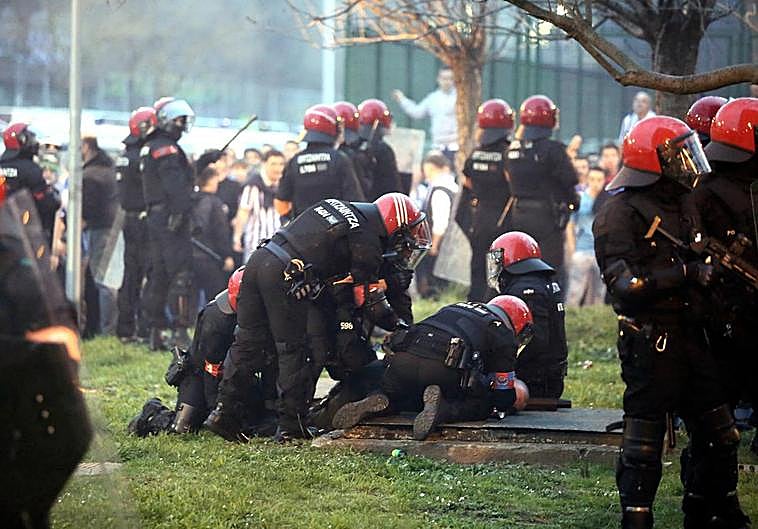 Lanzamiento de sillas y botellas entre aficionados de La Roma y la Real Sociedad antes del partido
