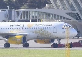 Un avión de Vueling, el mismo modelo que el del incidente, se prepara para despegar desde Loiu.