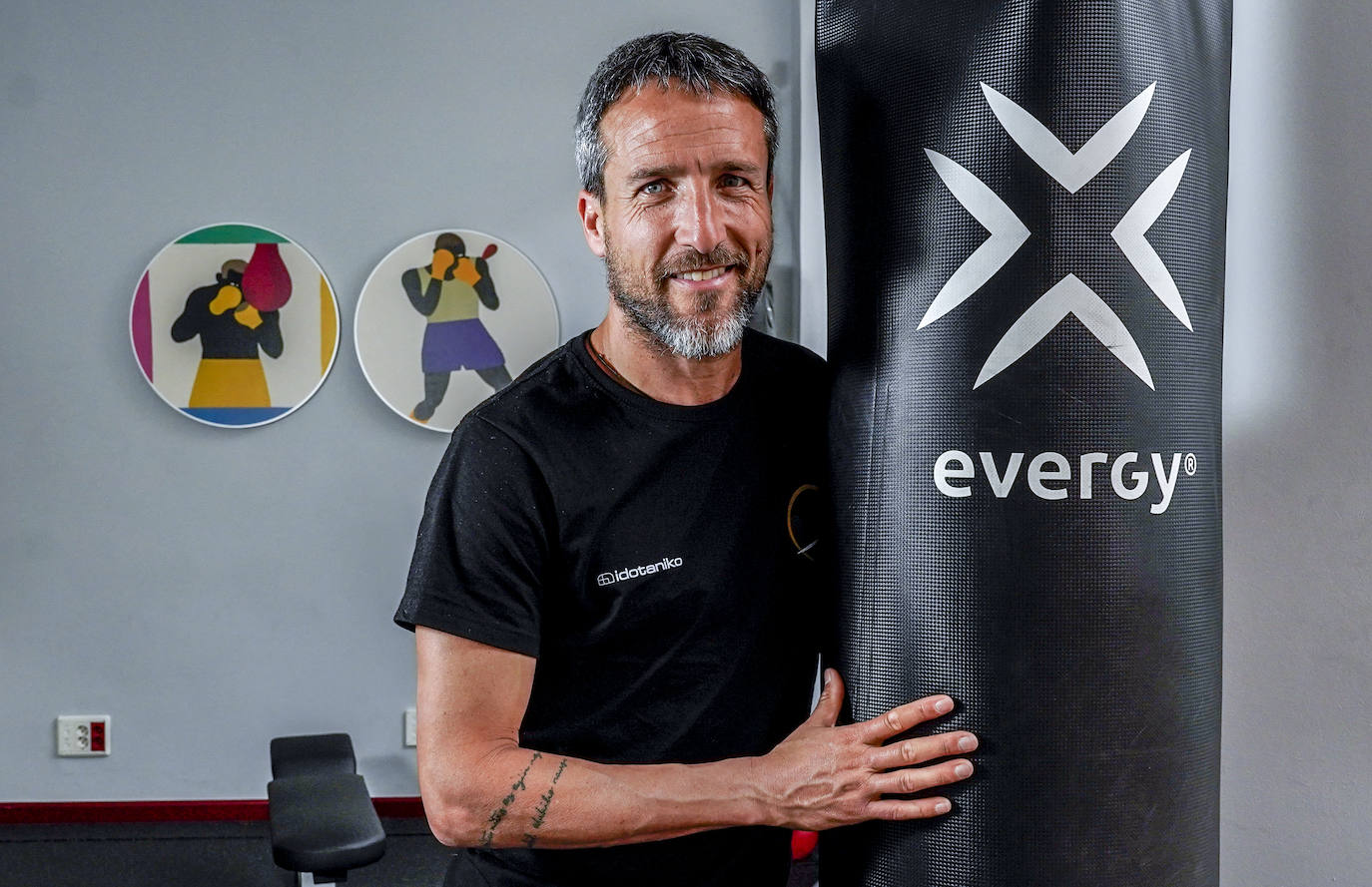 César Caneda, en el gimnasio que regenta en la capital alavesa.