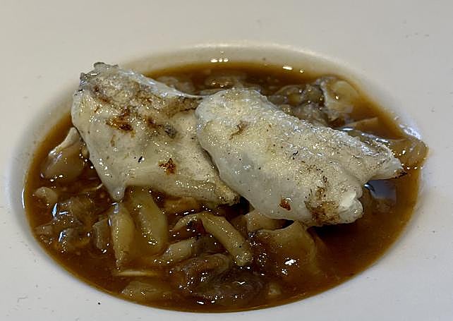Callos de bacalao con oreja de cerdo guisada y cocochas.