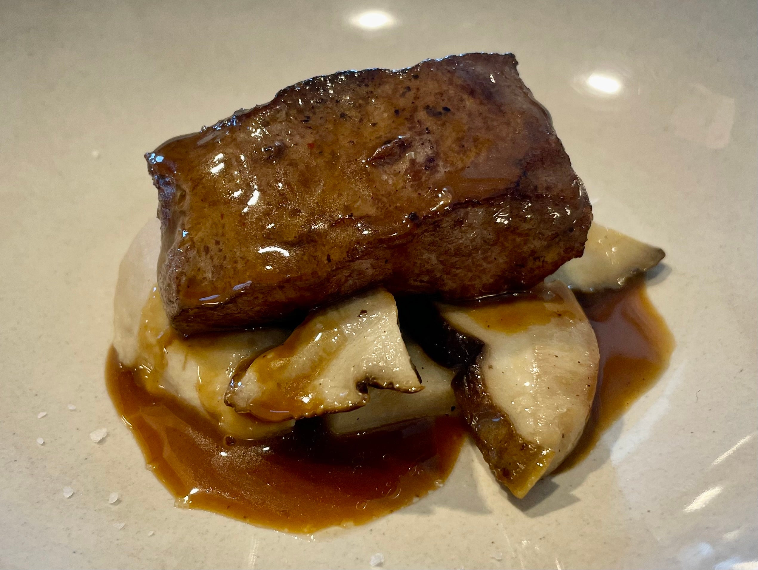 Lomo de jabalí de Murieta a la mantequilla con crema de castañas y hongos.