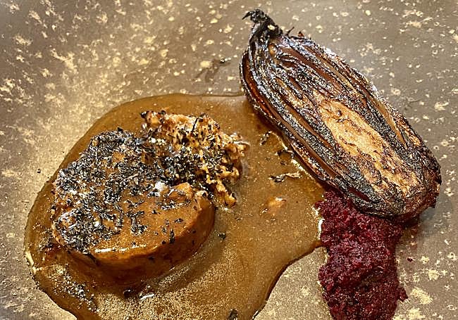 Liebre a la Royal con endivia y remolacha.