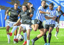 Arnáiz puja por la pelota junto a Chamorro en el último derbi ante la Real disputado en Ibaia.