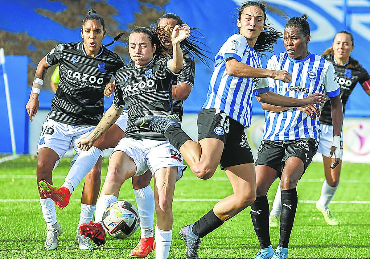 Arnáiz puja por la pelota junto a Chamorro en el último derbi ante la Real disputado en Ibaia.