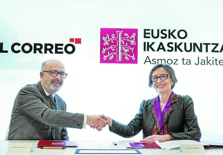 El director de EL CORREO, José Miguel Santamaría, y la presidenta de Eusko Ikaskuntza, Ana Urkiza.