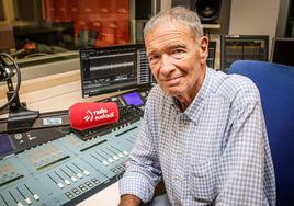 Félix Linares en los estudios de Radio Euskadi en Bilbao, donde lleva trabajando desde 1984.