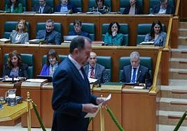Carlos Iturgaiz (PP) se dirige a la tribuna del Parlamento vasco en presencia del lehendakari.
