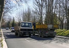 Dos camiones circulan sin toldo por Iturritxu.