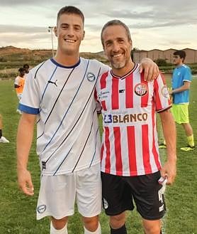 Imagen secundaria 2 - El jugador vitoriano vivió un duro descenso de categoría con el Alavés en el curso 2008-09 y disputó con el Athletic su primer partido en Primera. En la foto vertical, junto a su hijo Aritz, con el que se midió en un amistoso estival. 