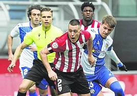 Izeta estuvo bien marcado por los defensas arlequinados.