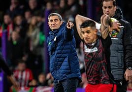 Valverde ordena el equipo en un saque de banda.