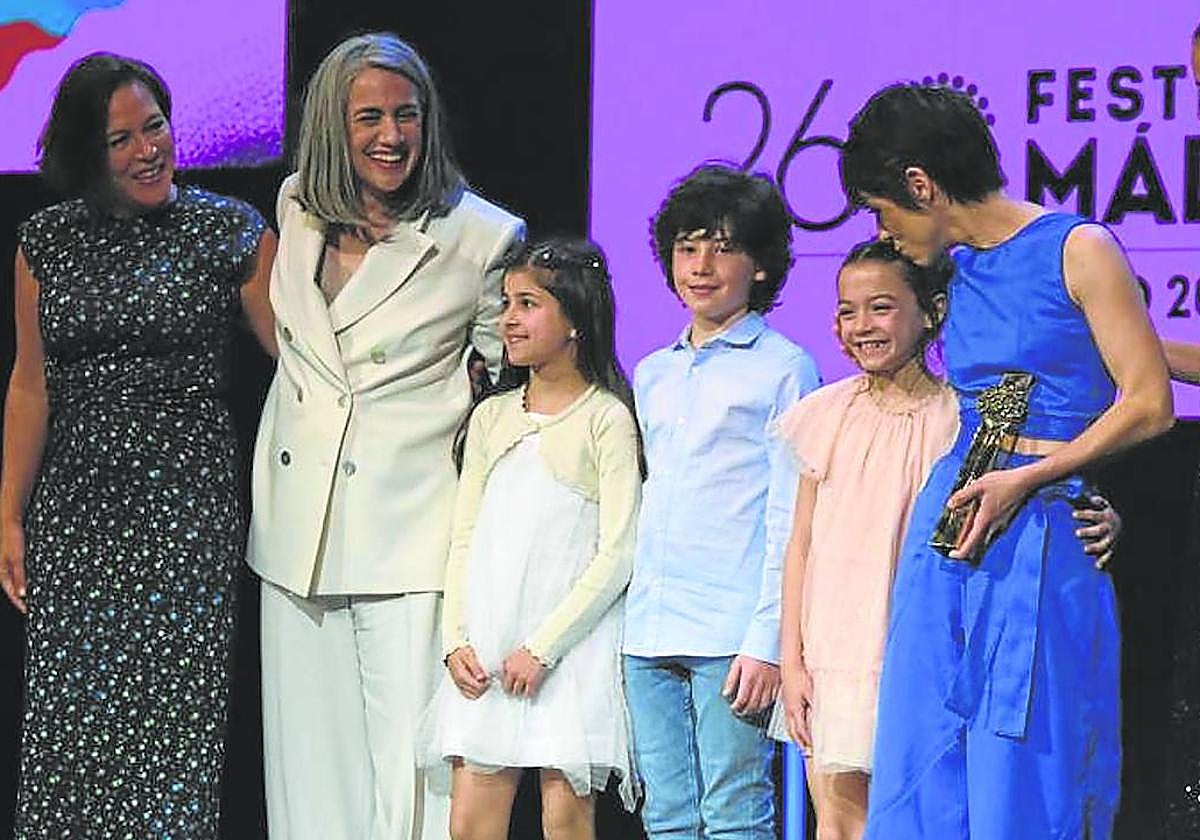 Estibaliz Urresola, con la Biznaga de Oro a la mejor película, le da un beso a la niña actriz Sofía Otero, rodeada del resto del equipo de '20.000 especies de abejas'.