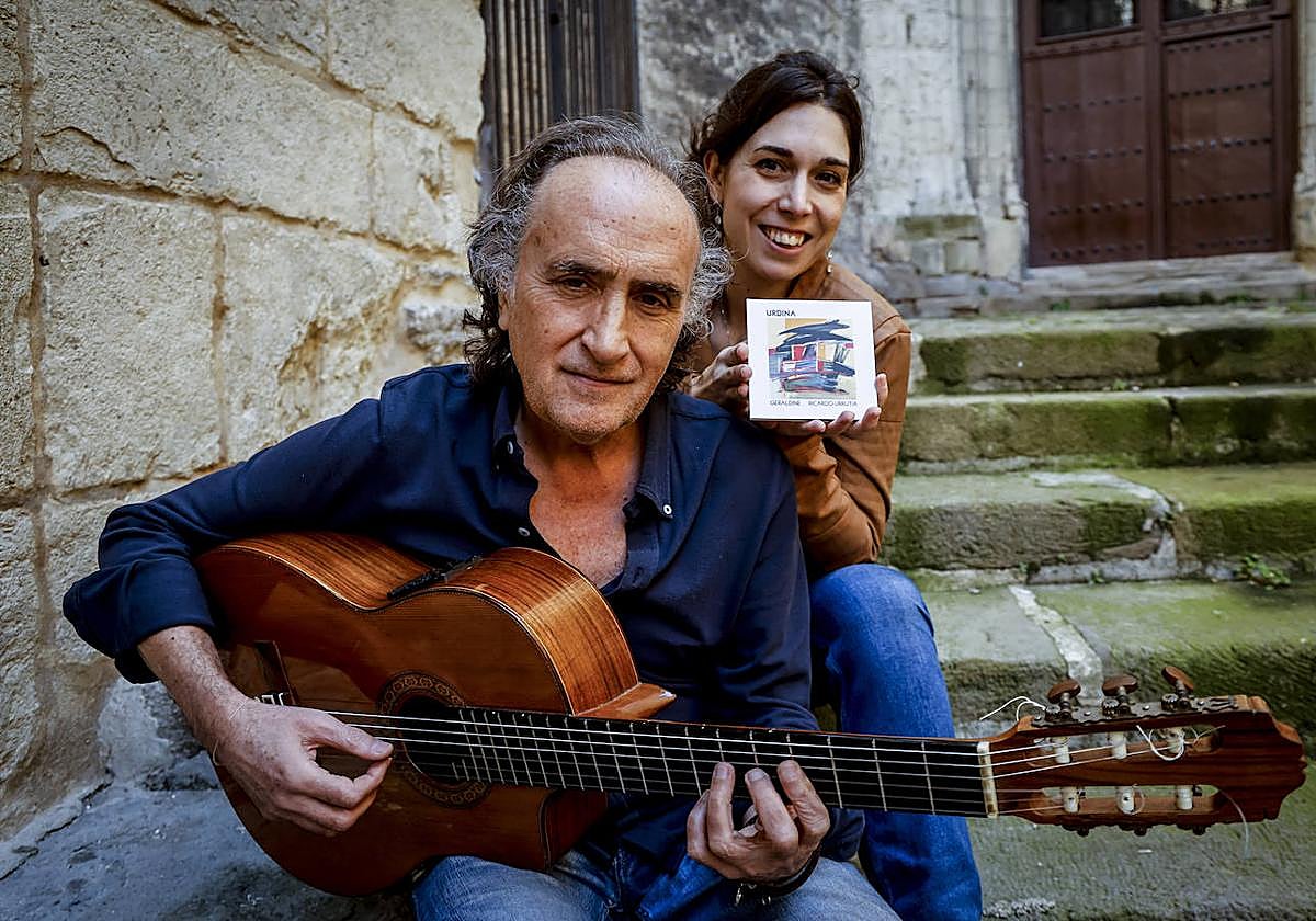 Ricardo Urrutia, con su guitarra, y la cantante Geraldine, con una copia del nuevo disco 'Urdina', una mirada personal con jazz y bossa.