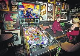 Vigencia de los flippers. Una de las dos máquinas del bar Rockade de Bilbao.
