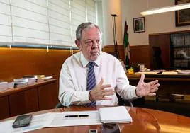 El consejero de Economía y Hacienda, Pedro Azpiazu, en su despacho de Lakua durante la entrevista.