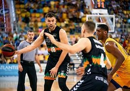 Sulejmanovic busca a Radicevic en el partido con el Gran Canaria.