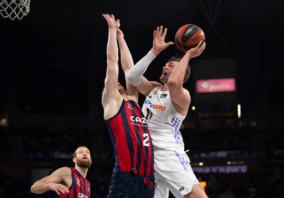 Hezonja busca el lanzamiento ante la defensa Raieste.
