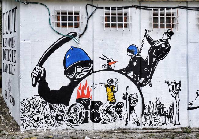 Mural crítico con la Policía Local de Vitoria.