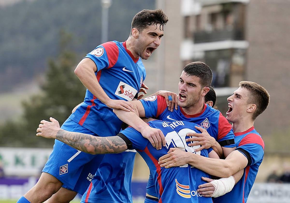 Los azules festejan con rabia el tanto de Eneko Jauregi.