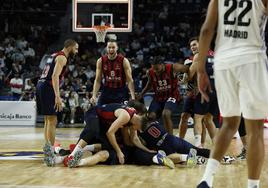 Los jugadores del Baskonia celebran la victoria sobre la bocina de su última visita a Madrid.