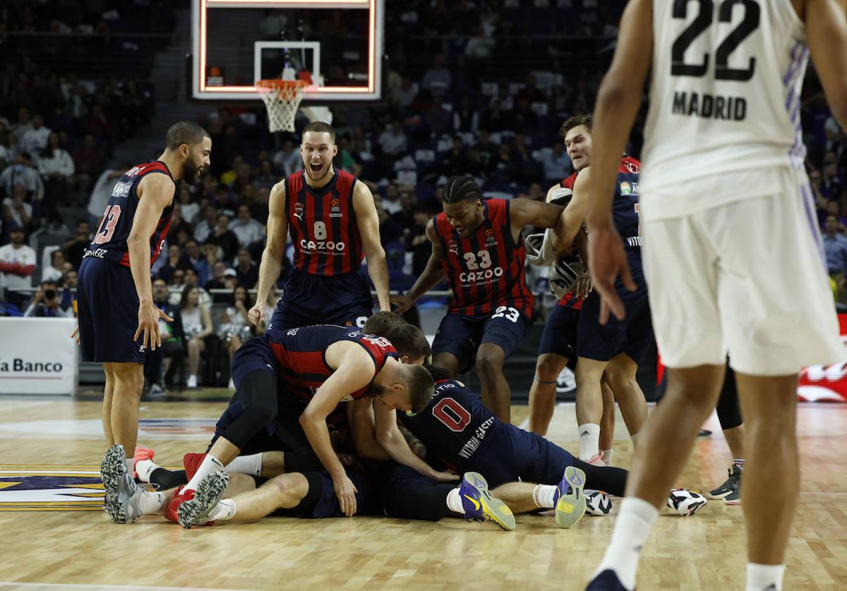 Los jugadores del Baskonia celebran la victoria sobre la bocina de su última visita a Madrid.